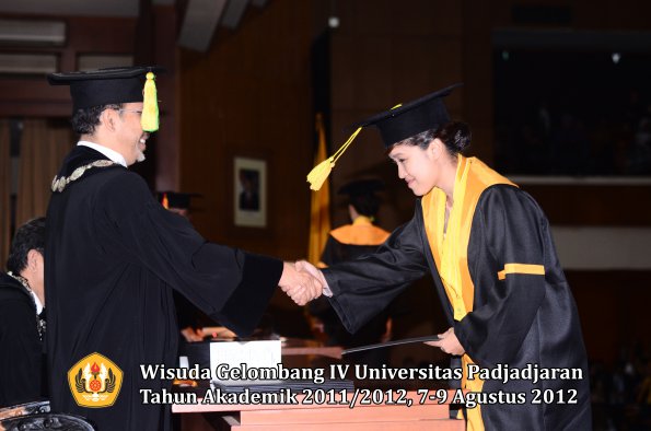 wisuda-unpad-gel-iv-2011_2012-fikom-oleh-dekan-195