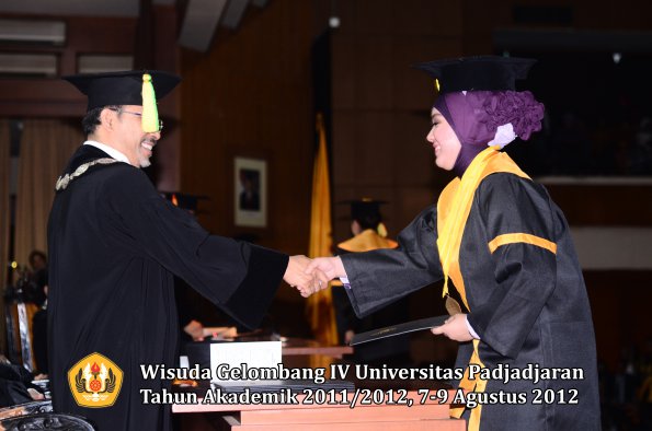 wisuda-unpad-gel-iv-2011_2012-fikom-oleh-dekan-196