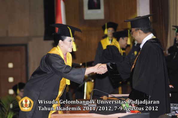 wisuda-unpad-gel-iv-2011_2012-fikom-oleh-rektor-021