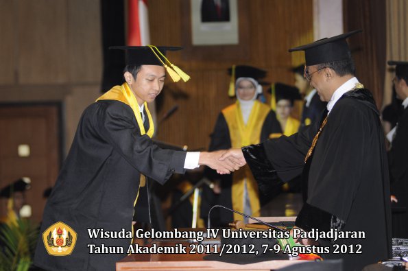 wisuda-unpad-gel-iv-2011_2012-fikom-oleh-rektor-026