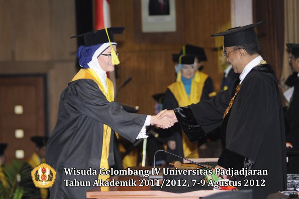 wisuda-unpad-gel-iv-2011_2012-fikom-oleh-rektor-027