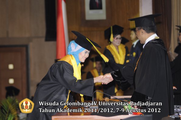 wisuda-unpad-gel-iv-2011_2012-fikom-oleh-rektor-028