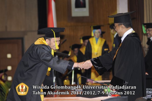 wisuda-unpad-gel-iv-2011_2012-fikom-oleh-rektor-030
