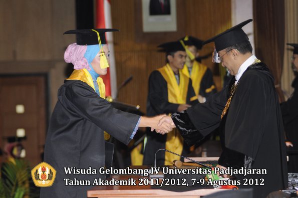wisuda-unpad-gel-iv-2011_2012-fikom-oleh-rektor-031
