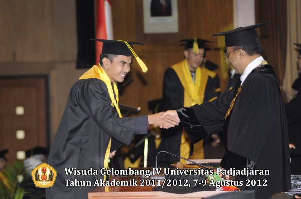 wisuda-unpad-gel-iv-2011_2012-fikom-oleh-rektor-032