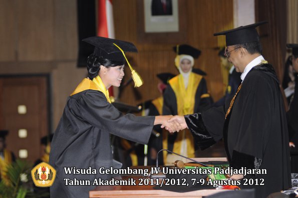 wisuda-unpad-gel-iv-2011_2012-fikom-oleh-rektor-036
