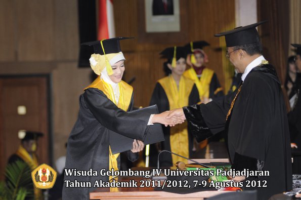 wisuda-unpad-gel-iv-2011_2012-fikom-oleh-rektor-037