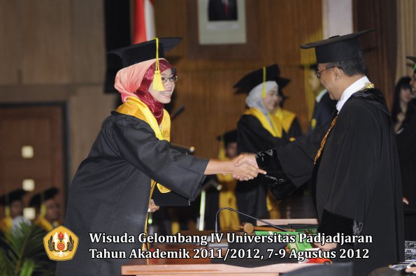 wisuda-unpad-gel-iv-2011_2012-fikom-oleh-rektor-039