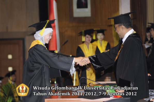 wisuda-unpad-gel-iv-2011_2012-fikom-oleh-rektor-040