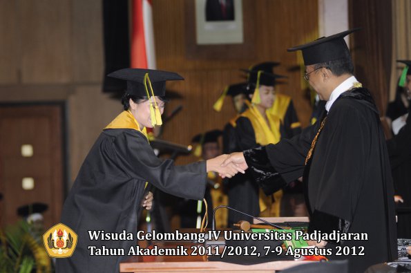 wisuda-unpad-gel-iv-2011_2012-fikom-oleh-rektor-041