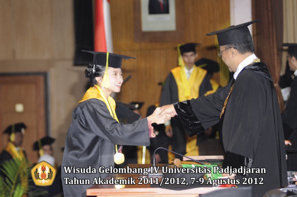 wisuda-unpad-gel-iv-2011_2012-fikom-oleh-rektor-042