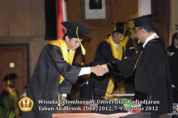 wisuda-unpad-gel-iv-2011_2012-fikom-oleh-rektor-043