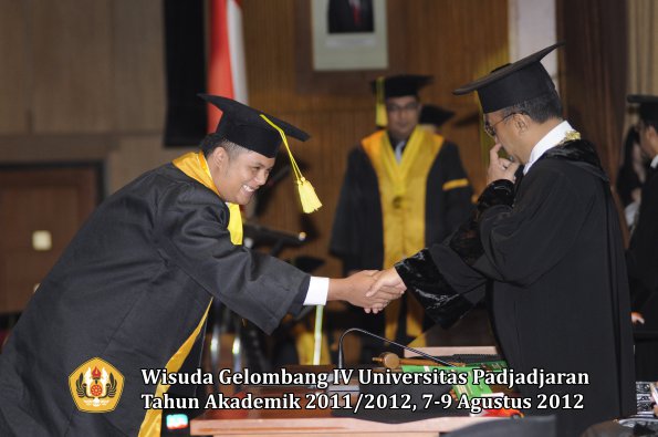 wisuda-unpad-gel-iv-2011_2012-fikom-oleh-rektor-044