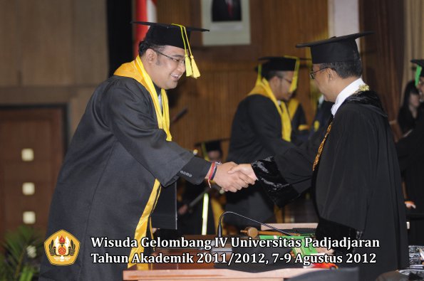 wisuda-unpad-gel-iv-2011_2012-fikom-oleh-rektor-045