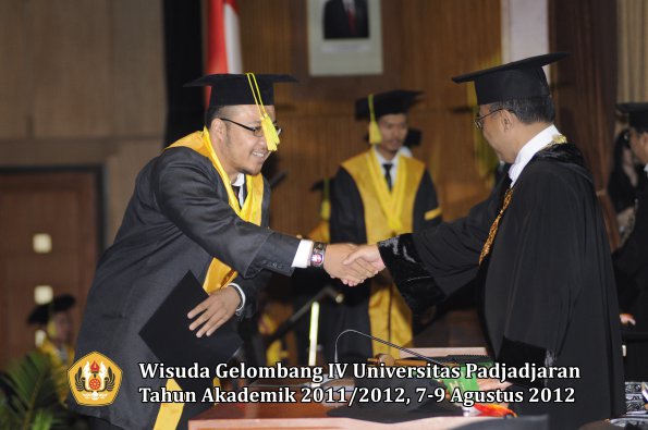 wisuda-unpad-gel-iv-2011_2012-fikom-oleh-rektor-046