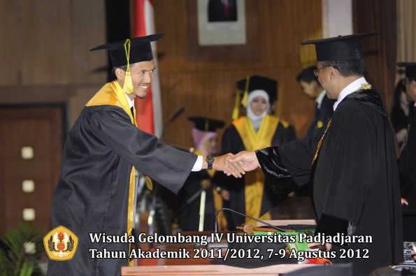 wisuda-unpad-gel-iv-2011_2012-fikom-oleh-rektor-047