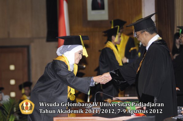 wisuda-unpad-gel-iv-2011_2012-fikom-oleh-rektor-048