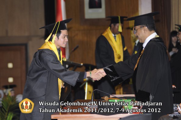 wisuda-unpad-gel-iv-2011_2012-fikom-oleh-rektor-049