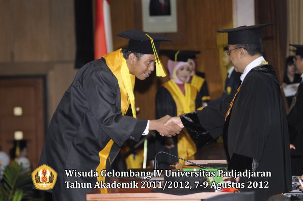 wisuda-unpad-gel-iv-2011_2012-fikom-oleh-rektor-050