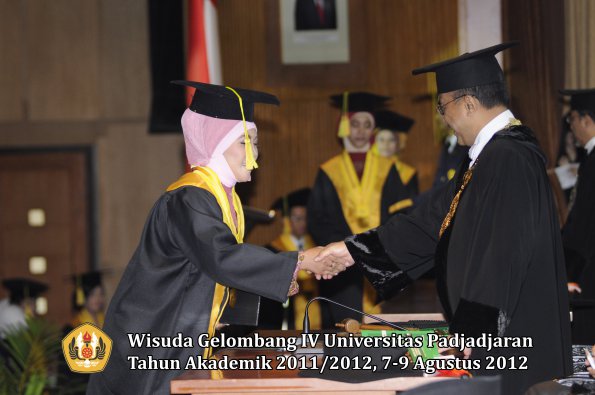 wisuda-unpad-gel-iv-2011_2012-fikom-oleh-rektor-051