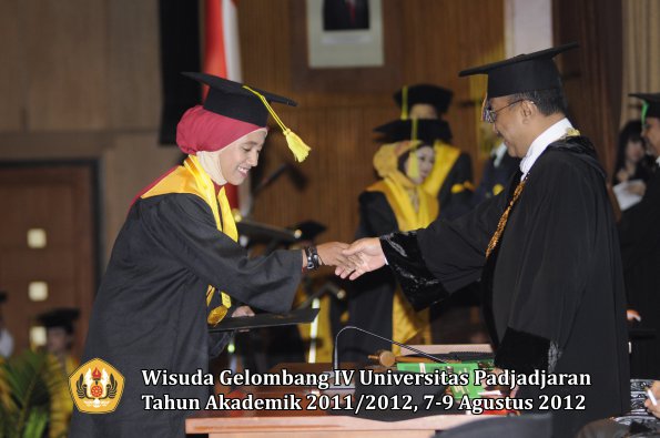 wisuda-unpad-gel-iv-2011_2012-fikom-oleh-rektor-052