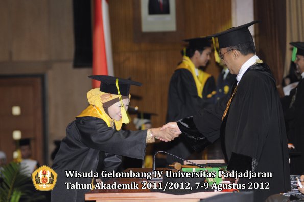 wisuda-unpad-gel-iv-2011_2012-fikom-oleh-rektor-053