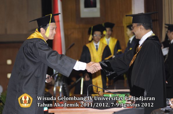 wisuda-unpad-gel-iv-2011_2012-fikom-oleh-rektor-054