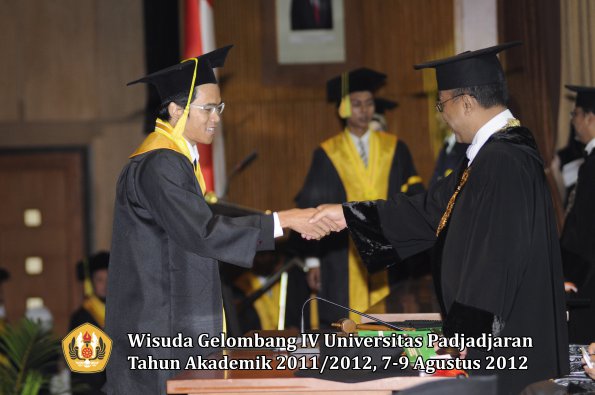 wisuda-unpad-gel-iv-2011_2012-fikom-oleh-rektor-055