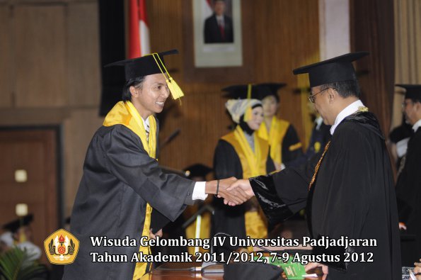 wisuda-unpad-gel-iv-2011_2012-fikom-oleh-rektor-056