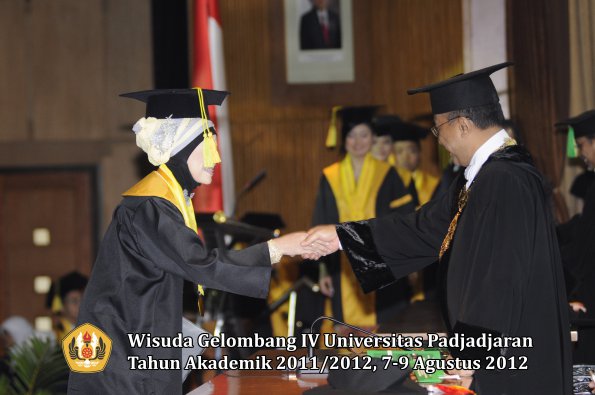 wisuda-unpad-gel-iv-2011_2012-fikom-oleh-rektor-057