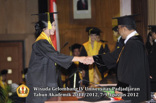 wisuda-unpad-gel-iv-2011_2012-fikom-oleh-rektor-058