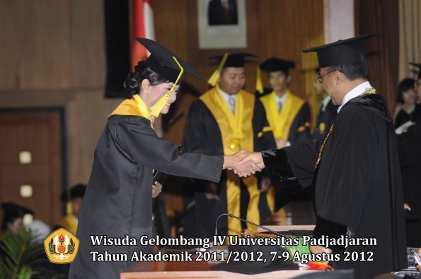 wisuda-unpad-gel-iv-2011_2012-fikom-oleh-rektor-059
