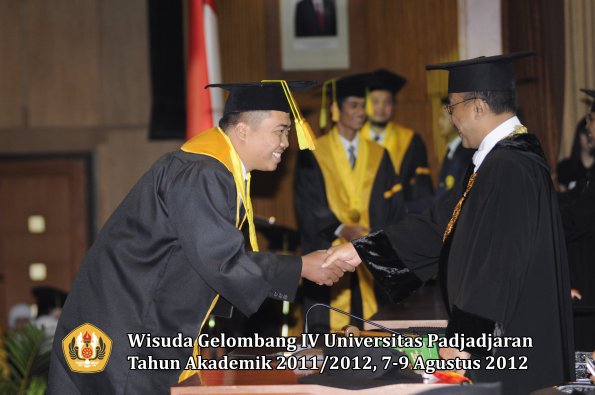 wisuda-unpad-gel-iv-2011_2012-fikom-oleh-rektor-060