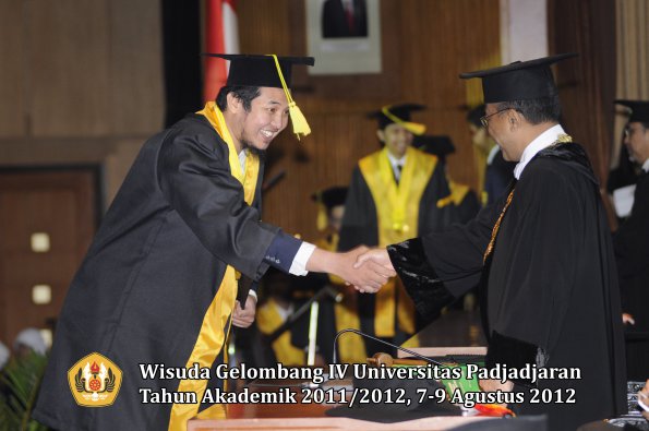 wisuda-unpad-gel-iv-2011_2012-fikom-oleh-rektor-062