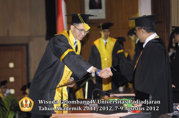 wisuda-unpad-gel-iv-2011_2012-fikom-oleh-rektor-065