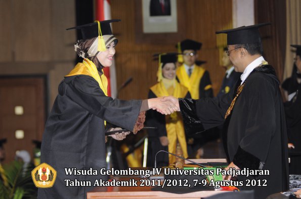 wisuda-unpad-gel-iv-2011_2012-fikom-oleh-rektor-068