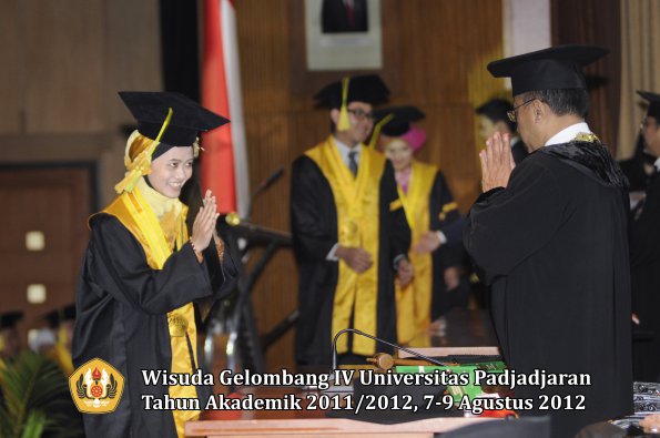 wisuda-unpad-gel-iv-2011_2012-fikom-oleh-rektor-069