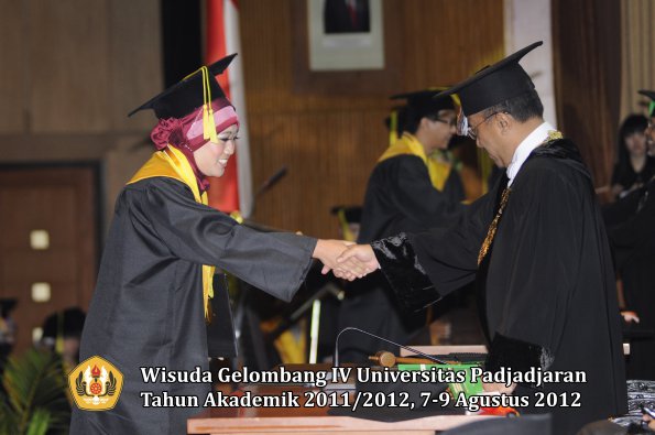 wisuda-unpad-gel-iv-2011_2012-fikom-oleh-rektor-072