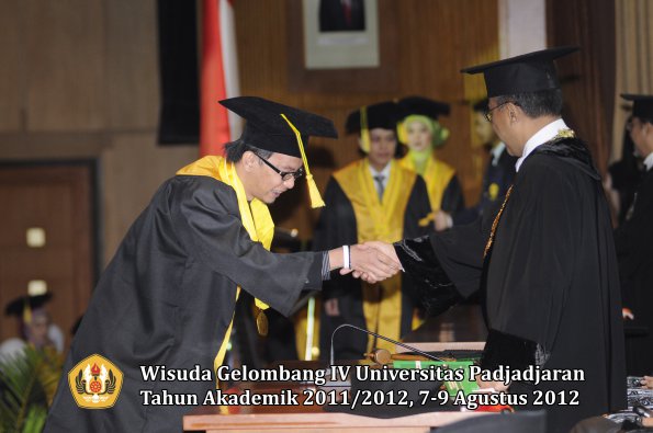 wisuda-unpad-gel-iv-2011_2012-fikom-oleh-rektor-073