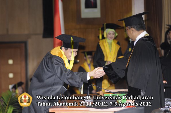 wisuda-unpad-gel-iv-2011_2012-fikom-oleh-rektor-074