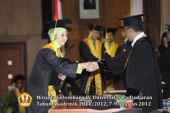 wisuda-unpad-gel-iv-2011_2012-fikom-oleh-rektor-075