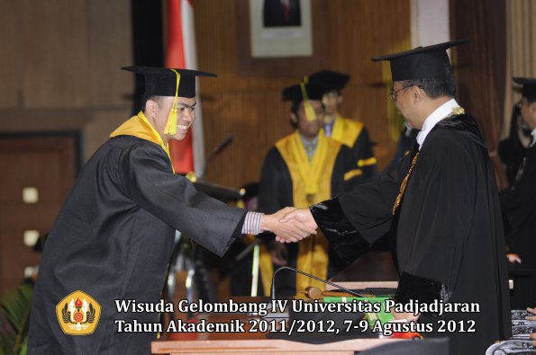 wisuda-unpad-gel-iv-2011_2012-fikom-oleh-rektor-076