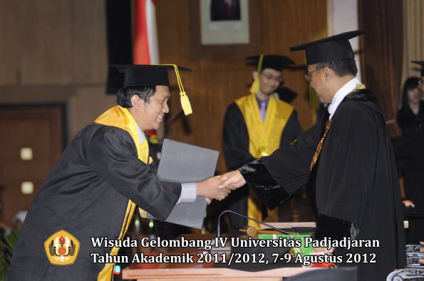 wisuda-unpad-gel-iv-2011_2012-fikom-oleh-rektor-077