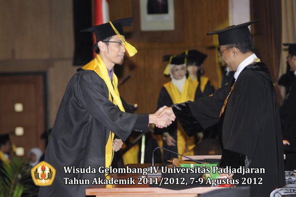wisuda-unpad-gel-iv-2011_2012-fikom-oleh-rektor-078