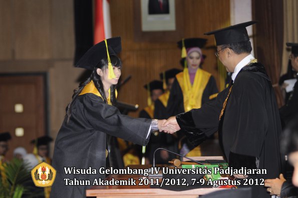 wisuda-unpad-gel-iv-2011_2012-fikom-oleh-rektor-080
