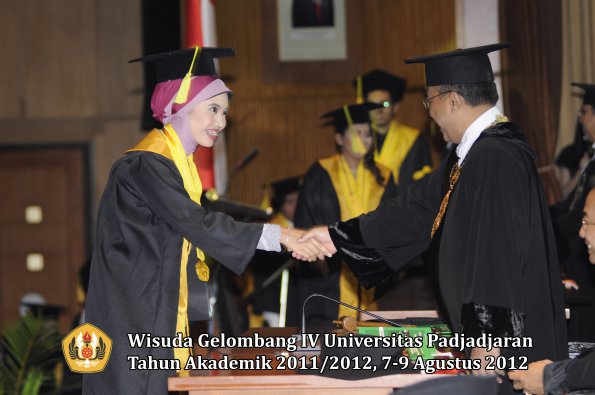 wisuda-unpad-gel-iv-2011_2012-fikom-oleh-rektor-081