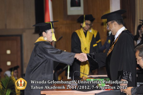 wisuda-unpad-gel-iv-2011_2012-fikom-oleh-rektor-082
