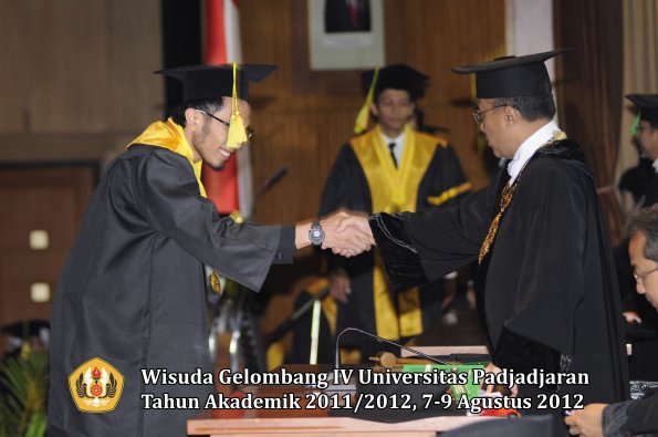wisuda-unpad-gel-iv-2011_2012-fikom-oleh-rektor-083
