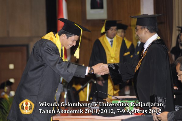 wisuda-unpad-gel-iv-2011_2012-fikom-oleh-rektor-084