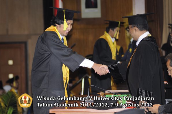 wisuda-unpad-gel-iv-2011_2012-fikom-oleh-rektor-085